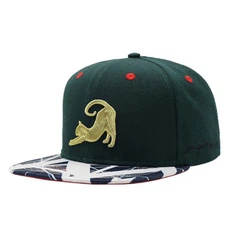 Czapka typu snapback z metalowym haftem